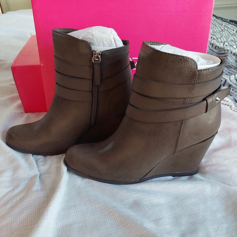 Brand NEW(in box) Evathia Booties Dark Taupe size 8.5 Womens from Shoedazzle